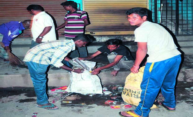 Crowd at the spot where a man died after a cylinder blast at Rajendra Nagar at Koramangala in Bengaluru on Sunday (Photo: DC) Crowd at the spot where a man died after a cylinder blast at Rajendra Nagar at Koramangala in Bengaluru on Sunday (Photo: DC)